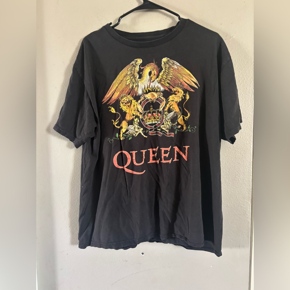 Que Black Tee with Regal Graphic